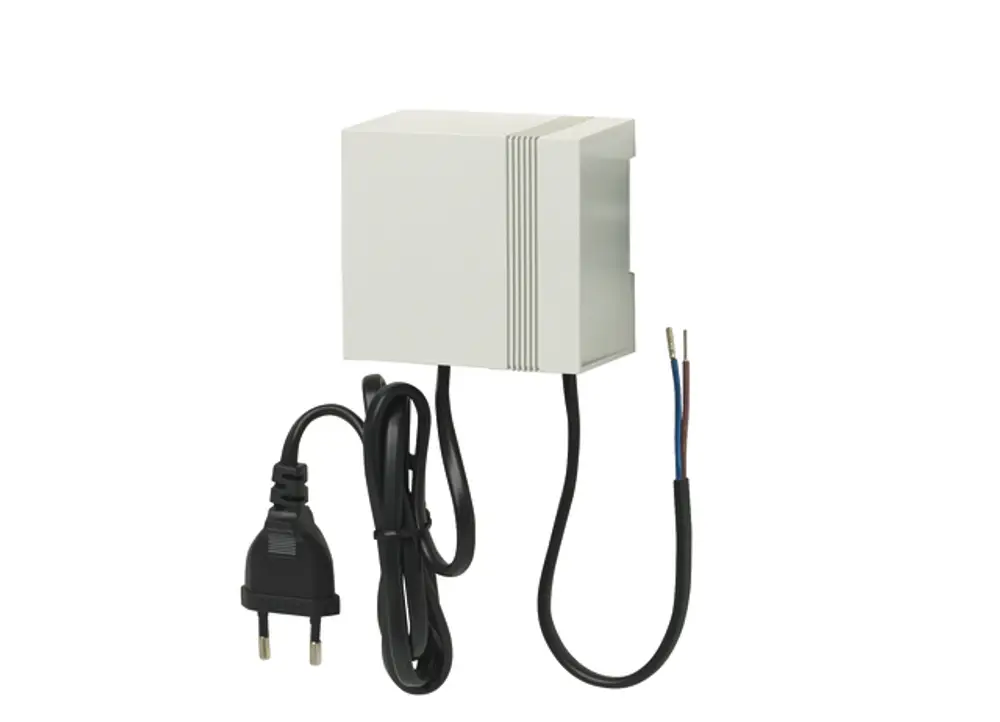 TECE Systemtrafo in kompaktem Gehäuse mit Anschlusskabel und freiliegenden Drähten. Geeignet für elektrische Installationen.